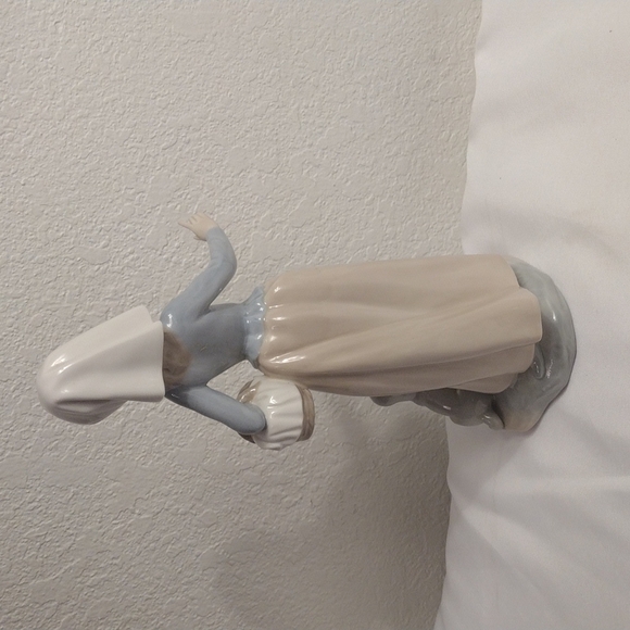 𝅺ZAPHIR Lladro peasant woman carrying basket with puppy handmade in Spain - Picture 5 of 11